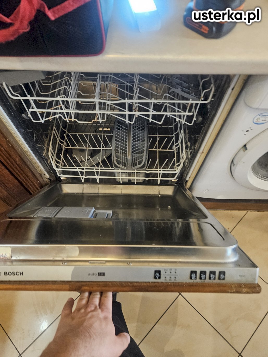 Na miejscu stwierdzono zablokowanie łopatek pompy odpływowej przez ciało obce. Po oczyszczeniu układu odpływowego urządzenie działa prawidłowo.