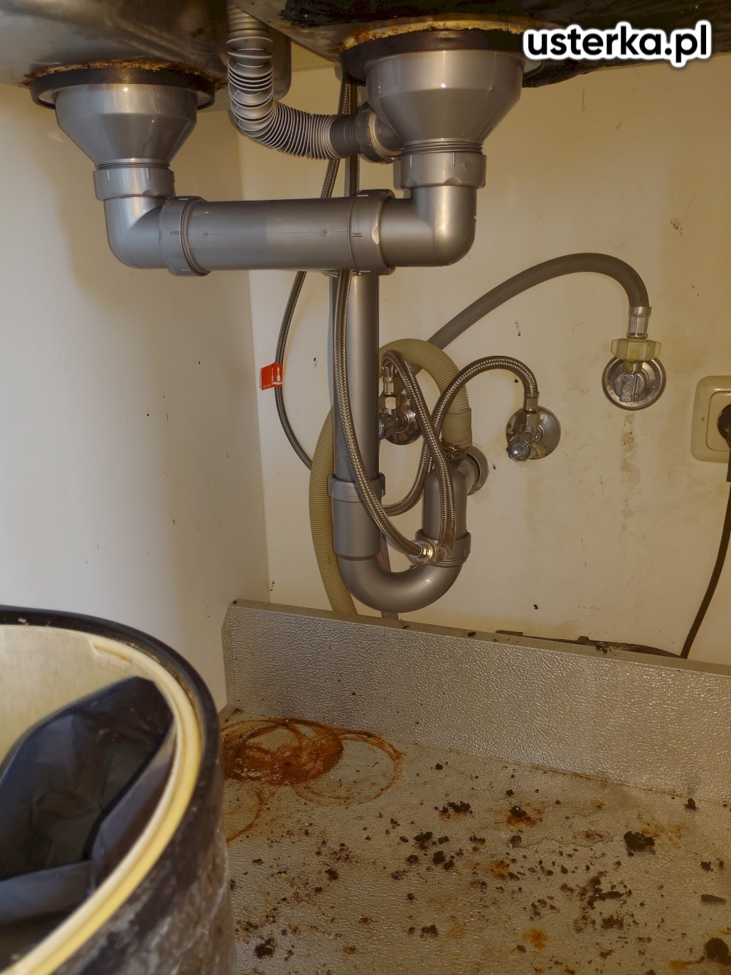Wymieniono syfon kuchenny.