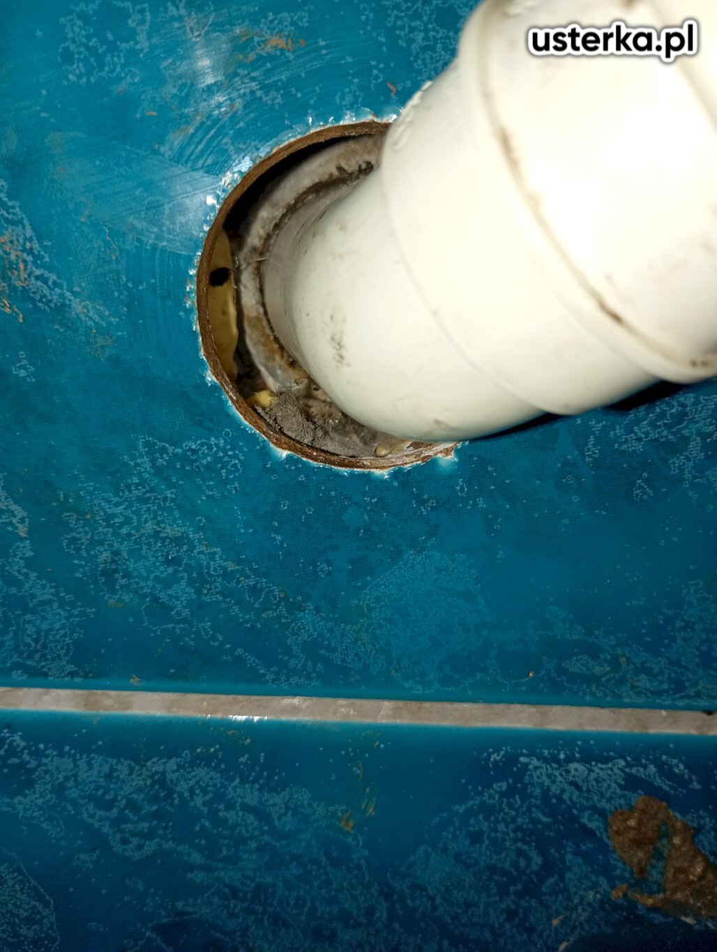 Stwierdzono niedrożność kanalizacji przy umywalce i pralce. Instalacja została wykonana nieprawidłowo: zastosowano trójnik utrudniający udrożnienie spiralą oraz niewłaściwe połączenie rury stalowej z PCV. Cała instalacja wymaga przerobienia, a część połączeń jest niepewna. Obecnie przepływ jest prawidłowy. Dodatkowo zamontowano syfon do pralki.