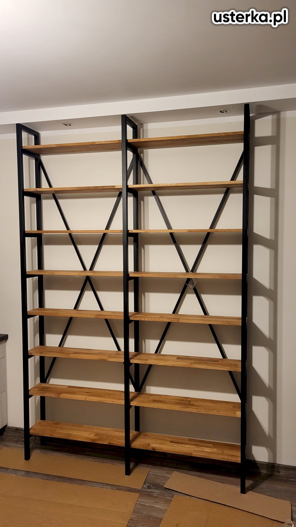 Zmontowano i zamocowano do ściany regał na książki o wymiarach 245 x 160 cm.