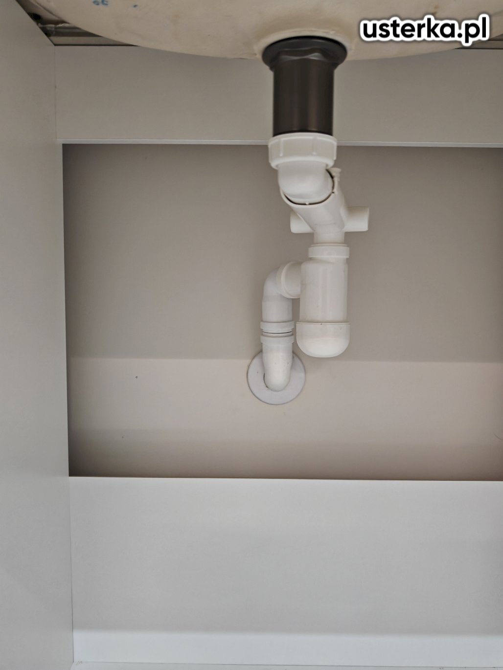 Wykonano montaż i podłączenie syfonu oraz korka umywalki. Przeprowadzono silikonowanie umywalki i blatu łazienkowego.