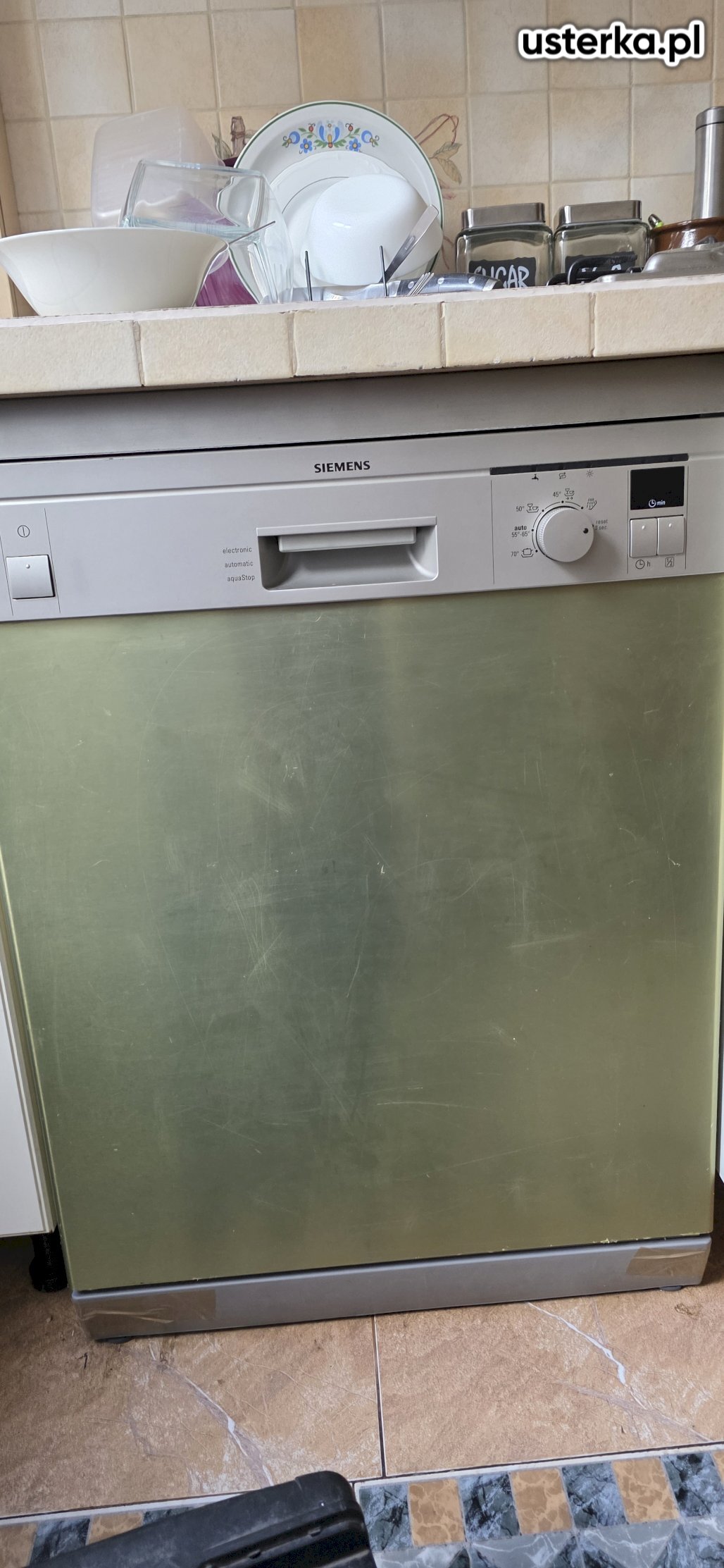 Zdiagnozowano zadziałanie czujnika przeciwzalaniowego. Osuszono zmywarkę i wymieniono obejmę zaciskową węża doprowadzającego wodę ze względu na ślady przecieków.