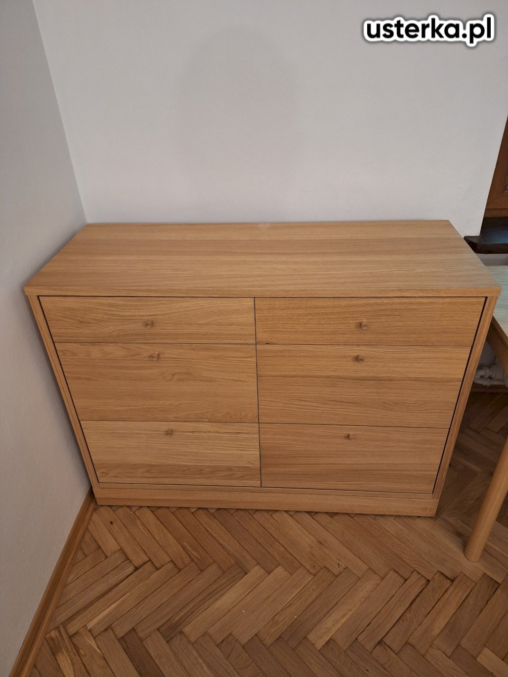 Zmontowano nowe łóżko z czterema szufladami oraz dwa stelaże. Złożono także dużą komodę z sześcioma szufladami.