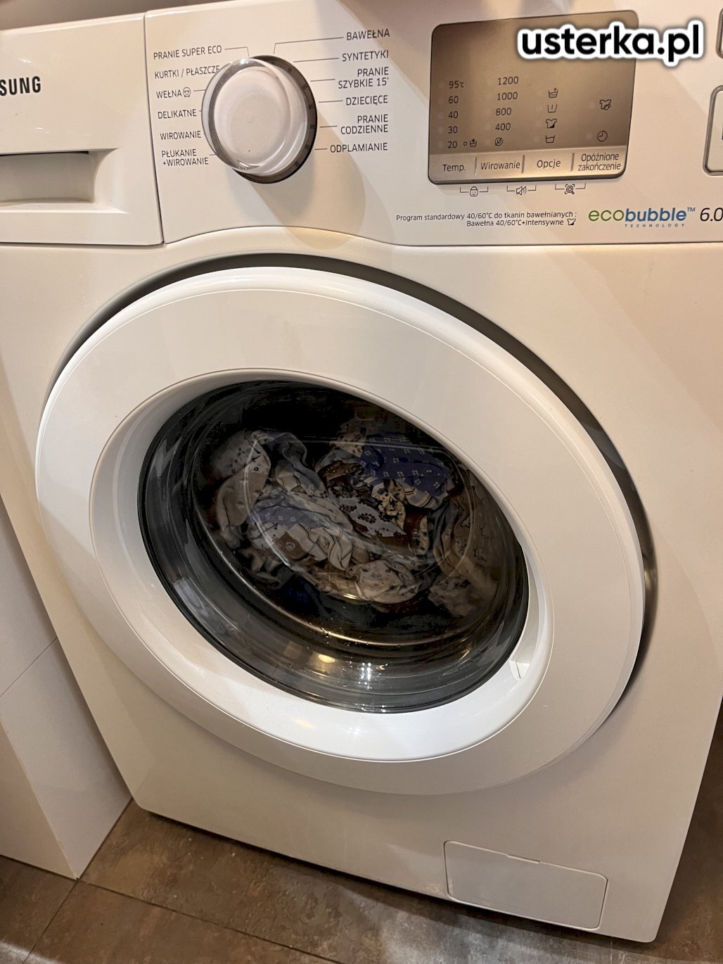 Pralka była źle wypoziomowana – poprawiono ustawienie. Dodatkowo stwierdzono zużycie amortyzatorów.