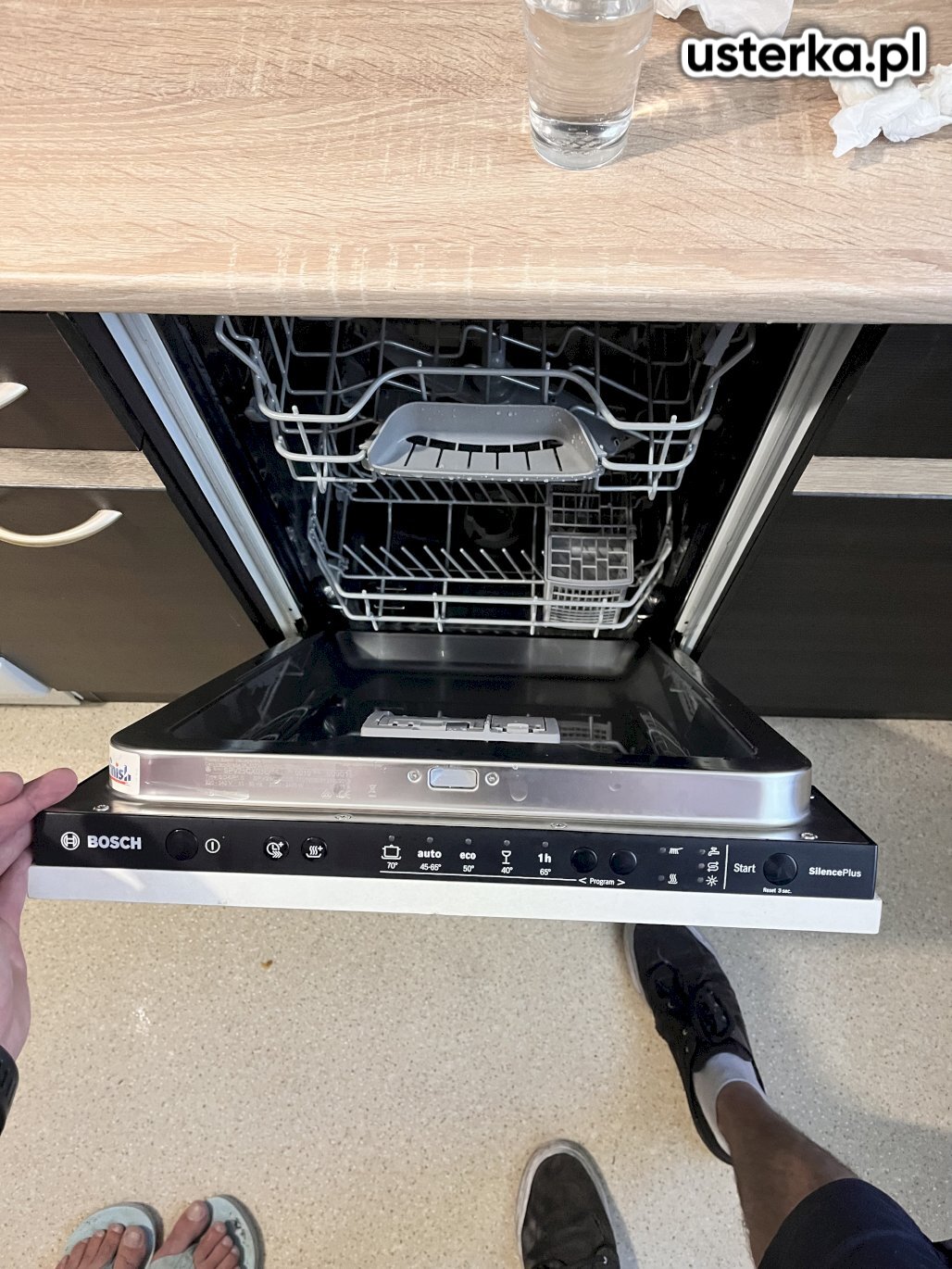 Na dnie zmywarki znajdowała się woda, którą usunięto. Sprawdzono szczelność – wycieków nie stwierdzono. Urządzenie działa prawidłowo.