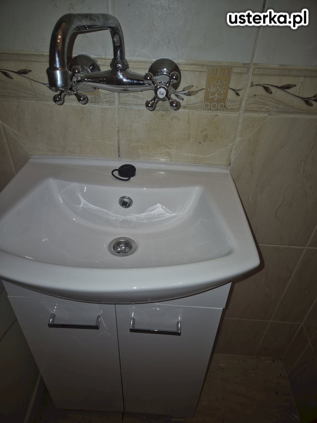 Wykonano montaż dwóch baterii oraz umywalki z szafką. Udzielono również pomocy przy wyborze baterii nad wannę.