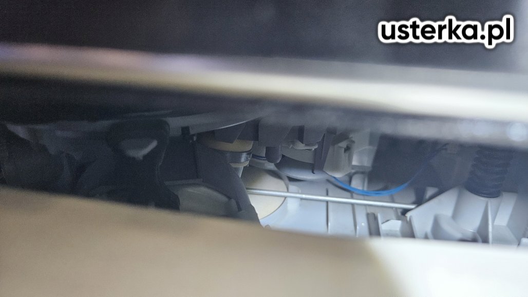 Osuszono dno zmywarki, nie stwierdzono widocznych wycieków. Wyczyściłem drzwi z osadów, aby poprawić przyleganie uszczelki.