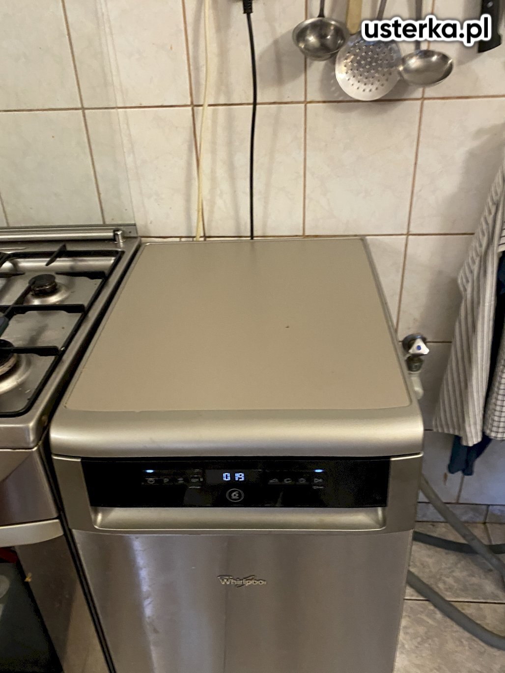 Podczas oględzin sprawdziłem drożność dopływu i odpływu wody oraz poziom napływającej wody. Stwierdziłem, że woda się przelewa, więc skontrolowałem drożność wężyka od hydrostatu. Okazał się zatkany – po jego oczyszczeniu zmywarka zaczęła działać prawidłowo.