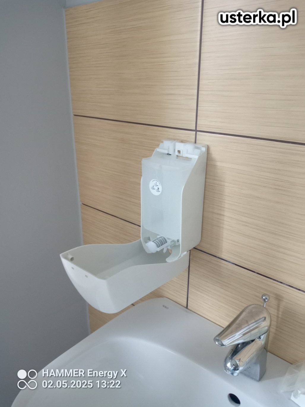 Wykonano usługę hydrauliczną polegającą na dokręceniu nakrętki 3/4"x16 przy rurze pod kaloryferem oraz zamontowano dozownik do mydła.