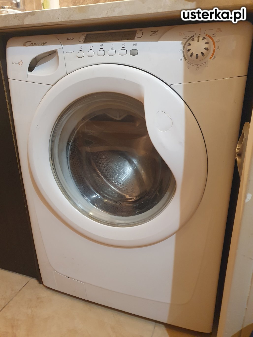 Zlokalizowano zerwany wężyk, wymieniono i zabezpieczono. Potwierdzono szczelność instalacji.