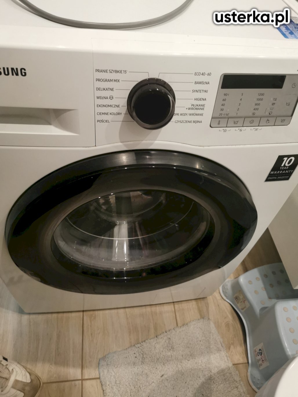 W pralce stwierdzono uszkodzenie tylnej obudowy bębna. Naprawa jest nieopłacalna.