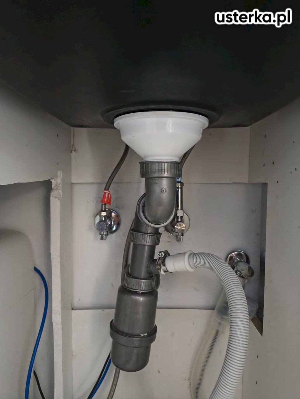 Wymieniono korek w zlewozmywaku, co rozwiązało problem nieszczelności.