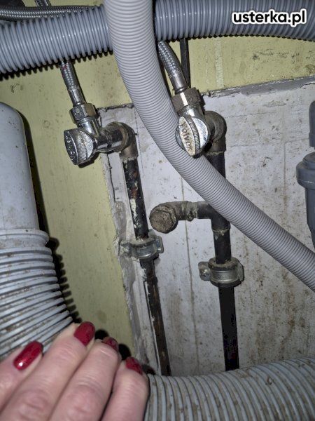 Zamontowałem zawór do zmywarki, podłączyłem urządzenie oraz je wypoziomowałem. Zmywarka prawidłowo pobiera i odprowadza wodę.