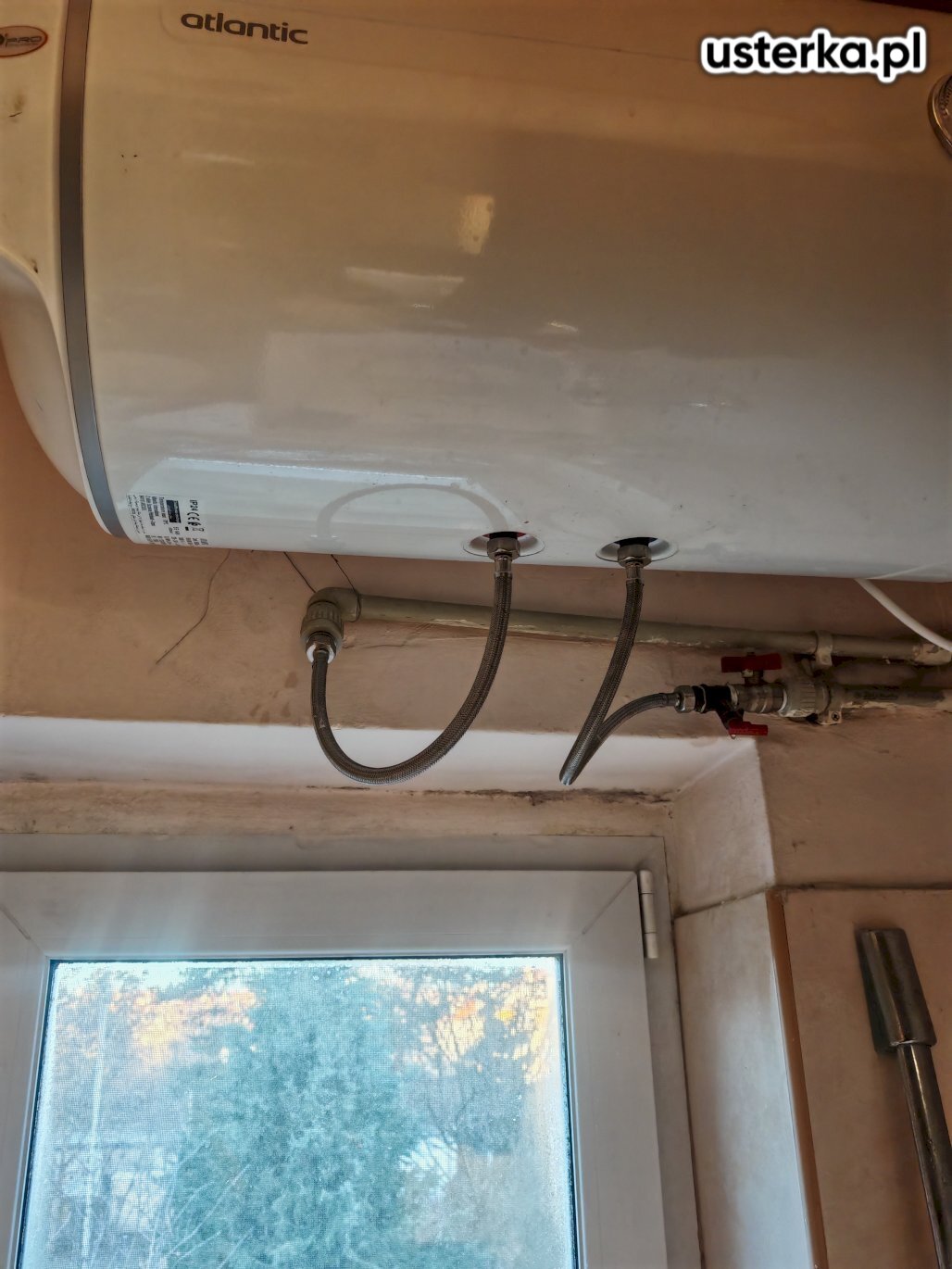 Wymieniłem oba węże przyłączeniowe doprowadzające wodę do bojlera. Po zakończeniu prac sprawdziłem szczelność połączeń – brak wycieków.