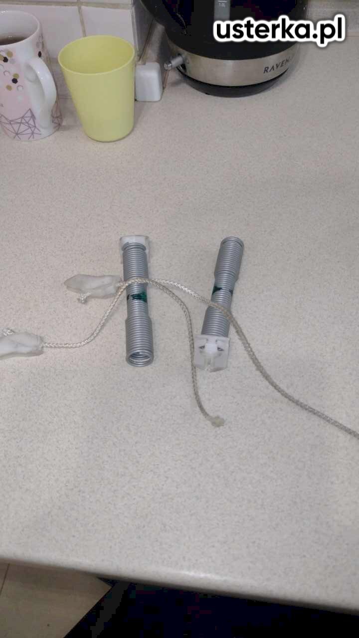 Wymieniono uszkodzony mechanizm spowalniający na nowy, dzięki czemu drzwiczki działają prawidłowo.