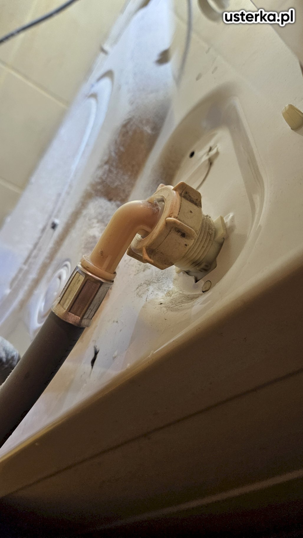 Wyczyszczono filtr na przyłączu wody do pralki. Stwierdzono nieszczelność węża doprowadzającego wodę oraz problemy z zaworem w ścianie. 