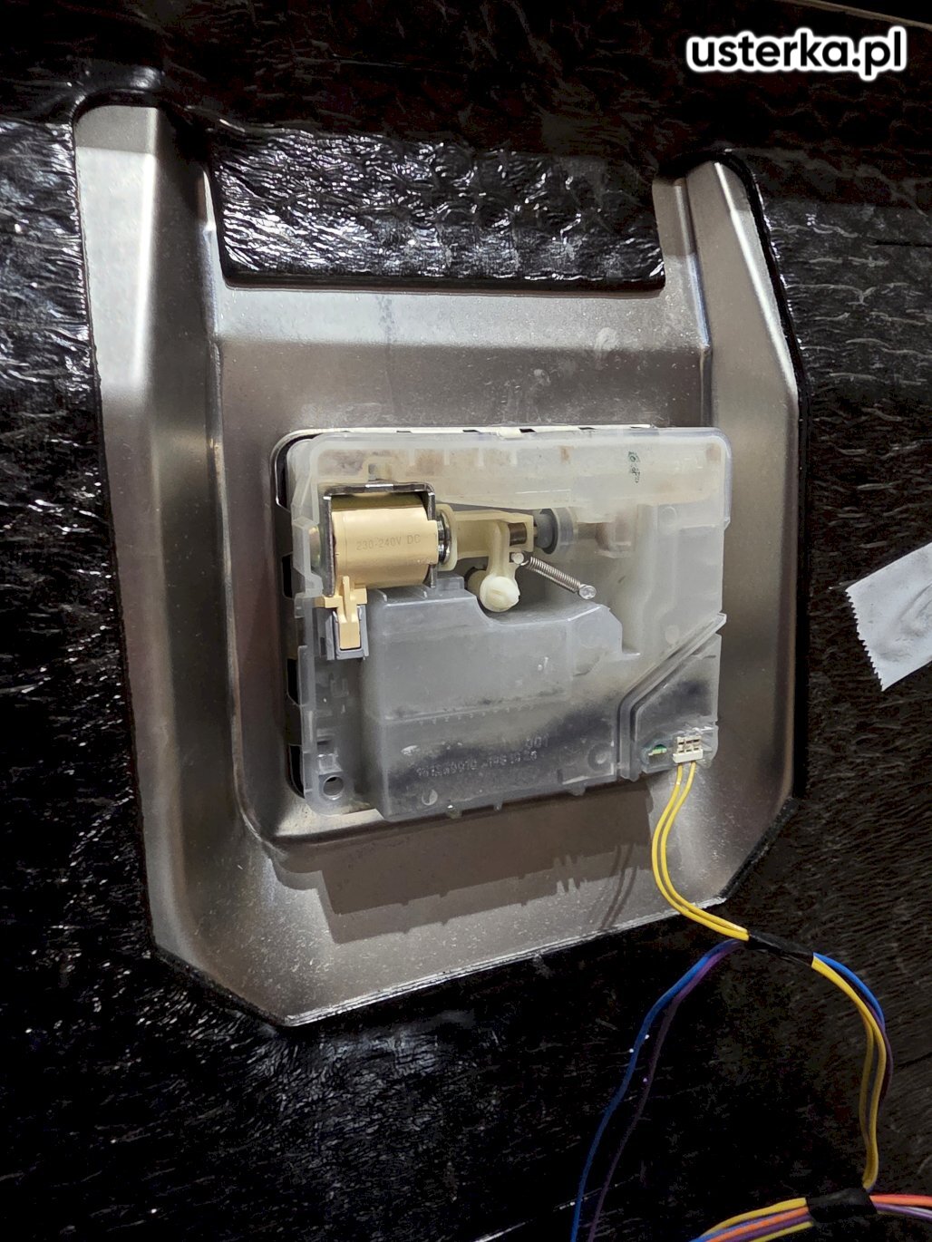 Podczas wizyty zdemontowałem przedni panel zmywarki i naprawiłem poluzowany panel sterowania, który uniemożliwiał jej uruchomienie. Dodatkowo usunąłem usterkę klapki dozownika kapsułki, przywracając na miejsce solenoid mechanizmu. Obie awarie zostały usunięte.