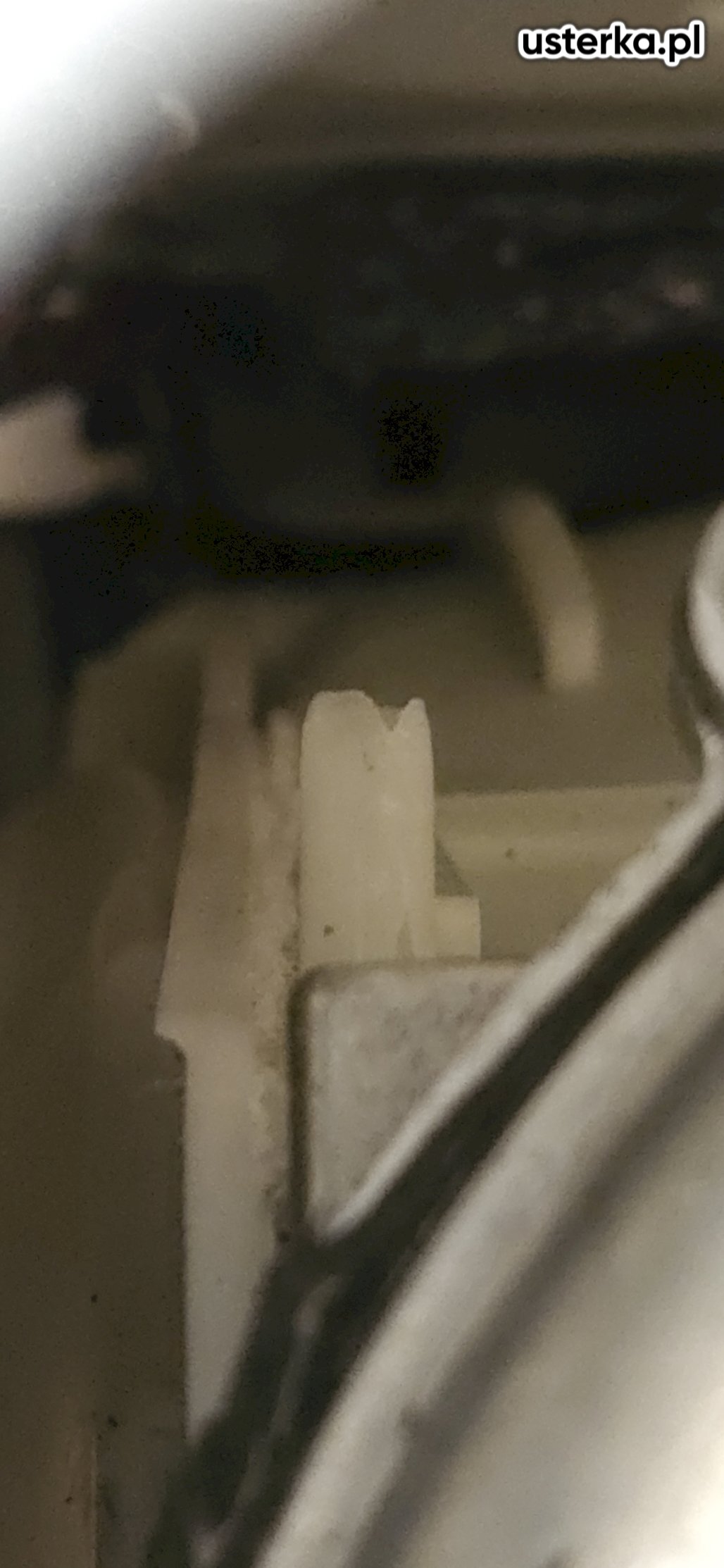 Stwierdzono uszkodzenie króćca łączącego wąż z obudową bębna.