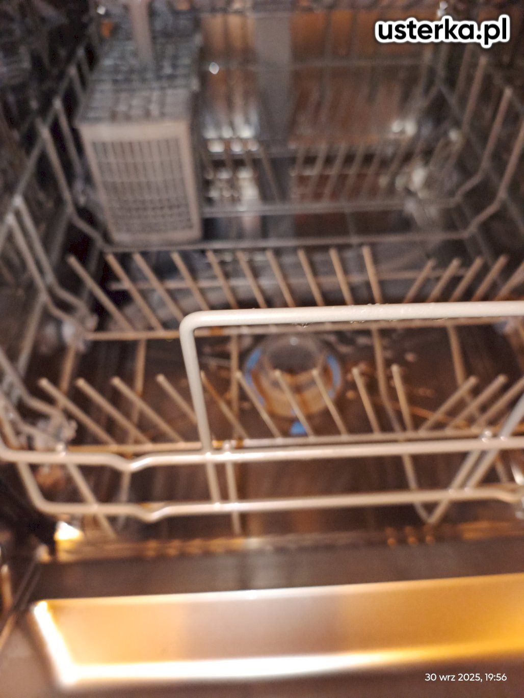 Założono osłonę wirnika pompy odpływowej. Zmywarka działa prawidłowo.