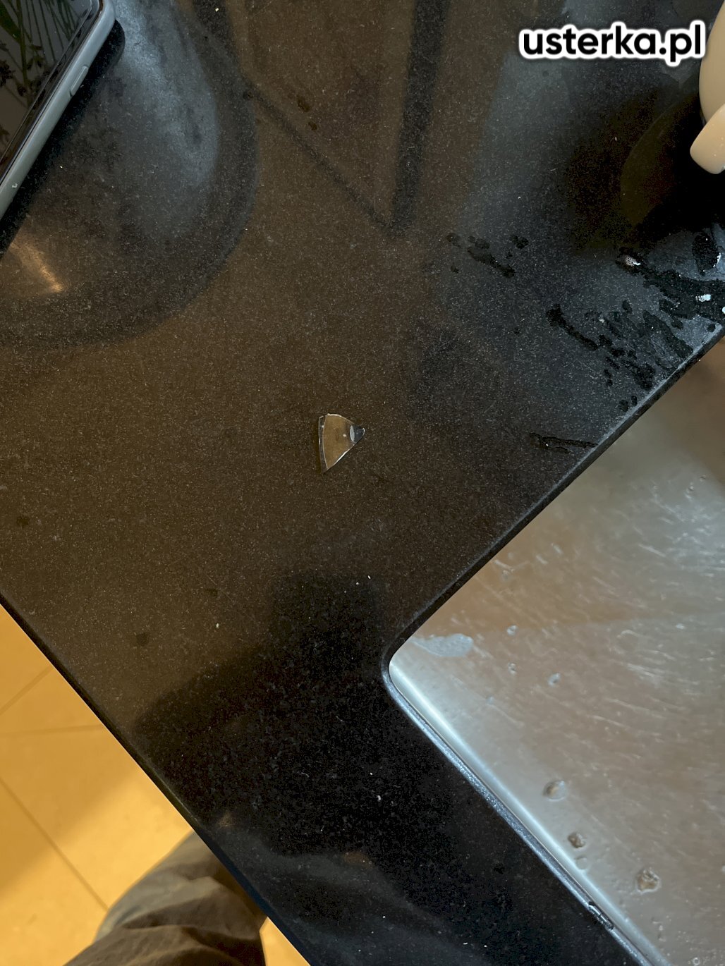 Udrożniono pompę odpływową, usunięto szkło blokujące pracę urządzenia.