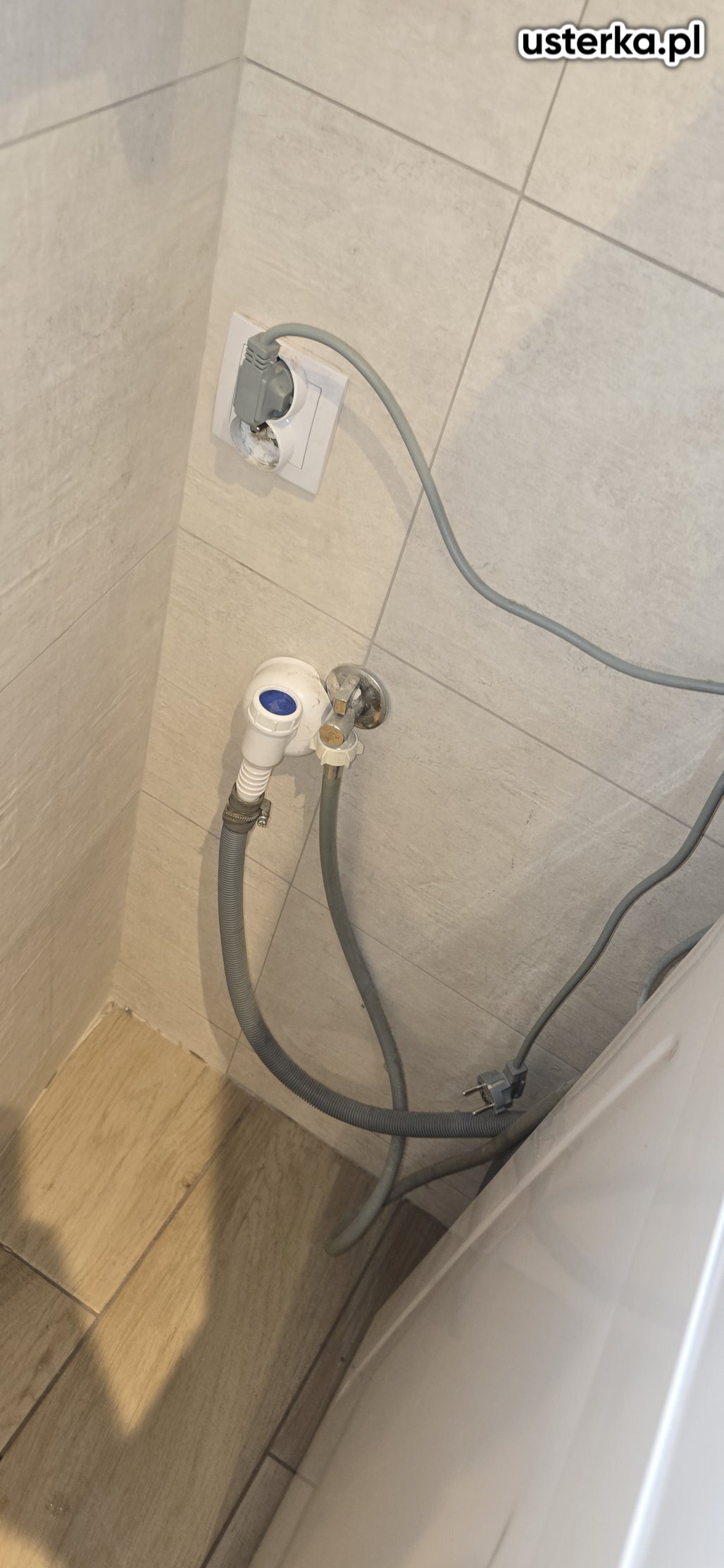 Syfon odpływowy był zatkany kłaczkami z odzieży. Po wyczyszczeniu pralka działa prawidłowo.