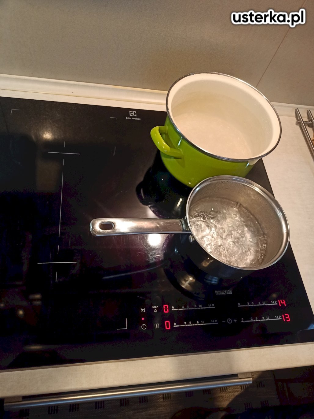 Przyczyną awarii był zablokowany wentylator. Po jego oczyszczeniu oraz wyczyszczeniu styków płyta działa prawidłowo.