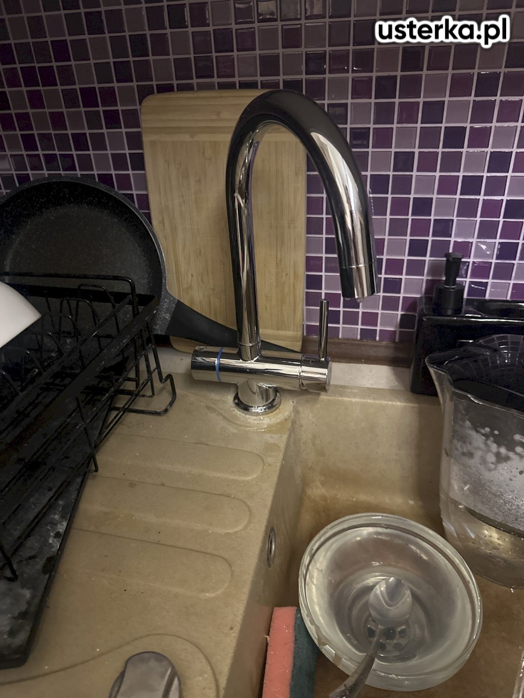 Zamontowano nową baterię kuchenną oraz filtr do wody. Instalacja została sprawdzona pod kątem szczelności – wszystko działa prawidłowo.