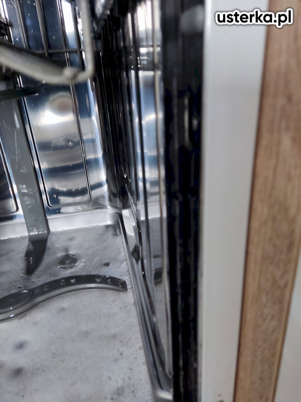 Podczas wizyty poprawnie zamontowano górny spryskiwacz oraz udzielono instrukcji dotyczących jego obsługi. Oczyszczono uszczelkę drzwi, usunięto nagromadzony osad i zidentyfikowano miejscowe uszkodzenia uszczelki – przesłano linki do zakupu nowej uszczelki oraz spryskiwacza. Uzupełniono sól regeneracyjną w zbiorniku.