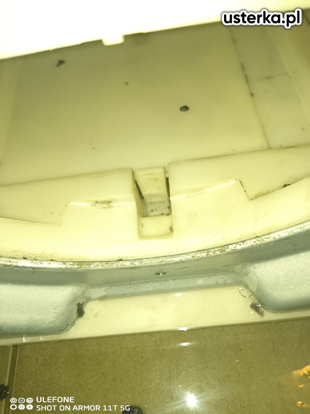 Przyczyną wycieku była niedrożność kanału odprowadzającego wodę do pompki odpływowej.