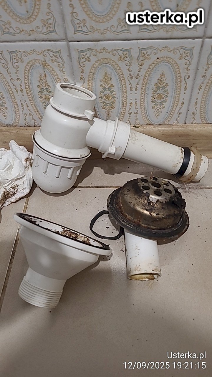 Wymieniono uszkodzony syfon zlewozmywaka na nowy, zakupiony dla klientki.