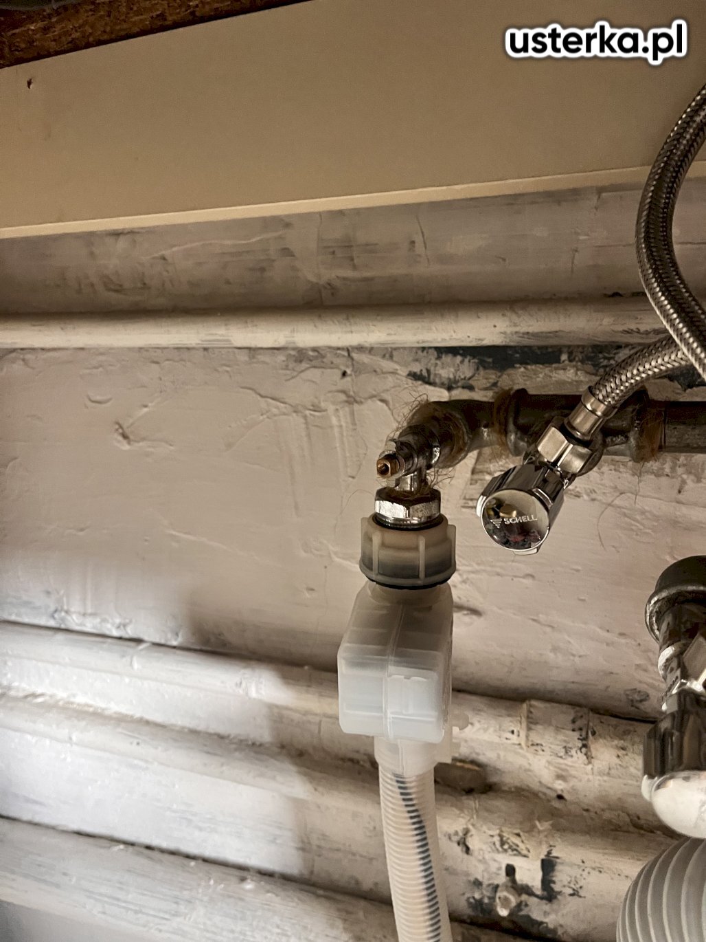 Zawór wody był zakręcony. Po jego odkręceniu zmywarka została sprawdzona i działa prawidłowo.