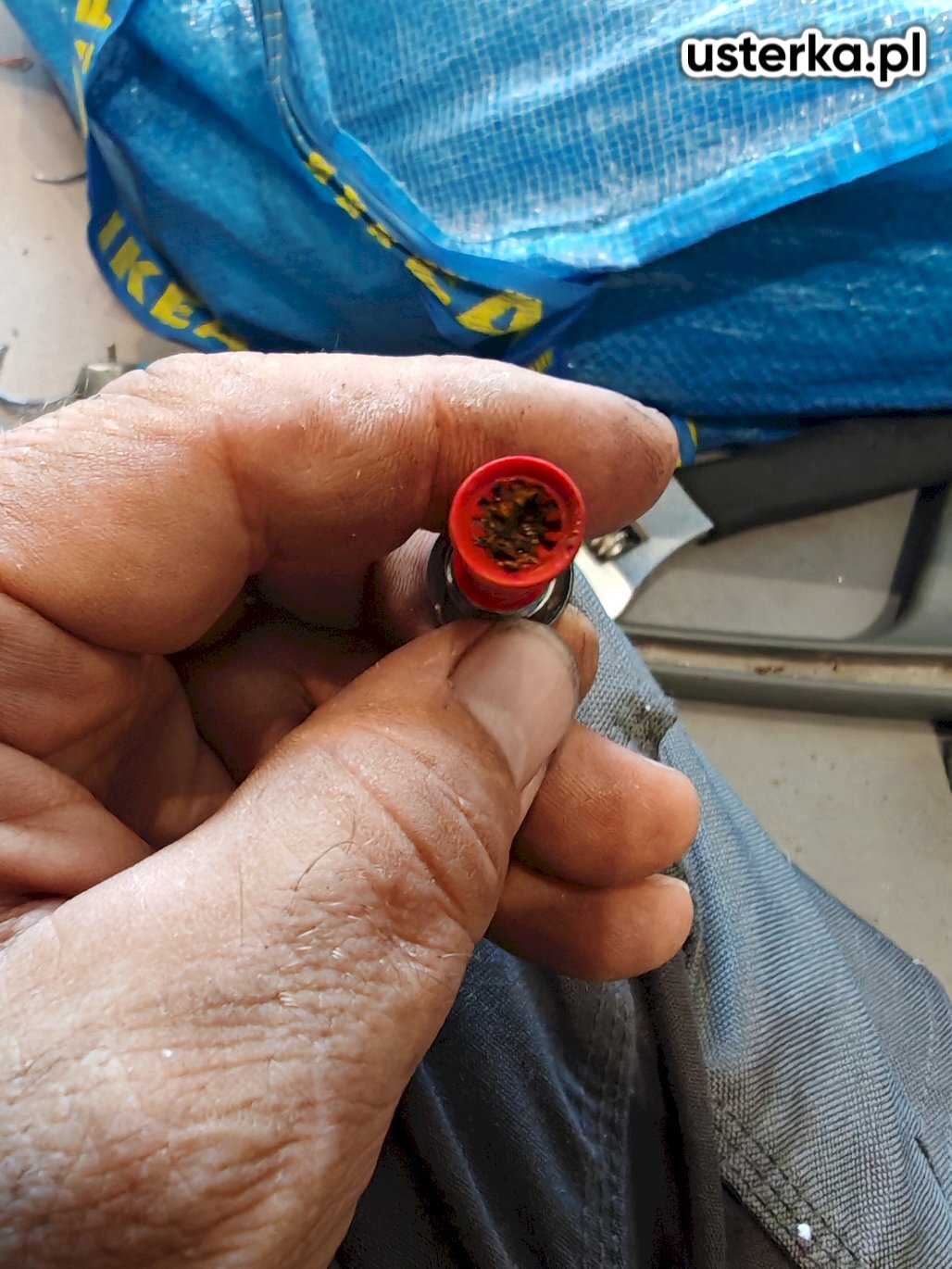 Wymieniono baterię zlewozmywakową, syfon oraz korki. Po montażu wystąpiły problemy z ciśnieniem wody – zimna woda nie leciała, gorąca płynęła bardzo słabo. Wyczyszczono filtry i wymieniłem zawory odcinające, jednak bez efektu. Po demontażu liczników okazało się, że zawór zwrotny był uszkodzony – został usunięty.  Prawdopodobną przyczyną słabego przepływu są zarośnięte rury ciepłej wody. Klientka zaakceptowała obecny stan instalacji.