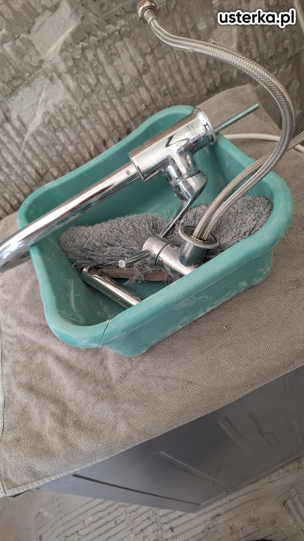 Zgodnie ze zleceniem odłączono zmywarkę, zlew oraz umywalkę, a także zdemontowano dwie baterie.