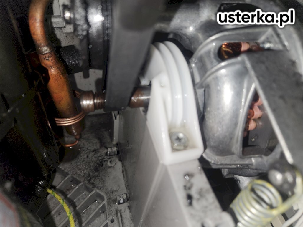 Bęben suszarki nie obraca się z powodu uszkodzonego, całkowicie zardzewiałego silnika. Wałek, pasek i bęben są sprawne. Niestety, wymiana nie jest możliwa, ponieważ część jest niedostępna.