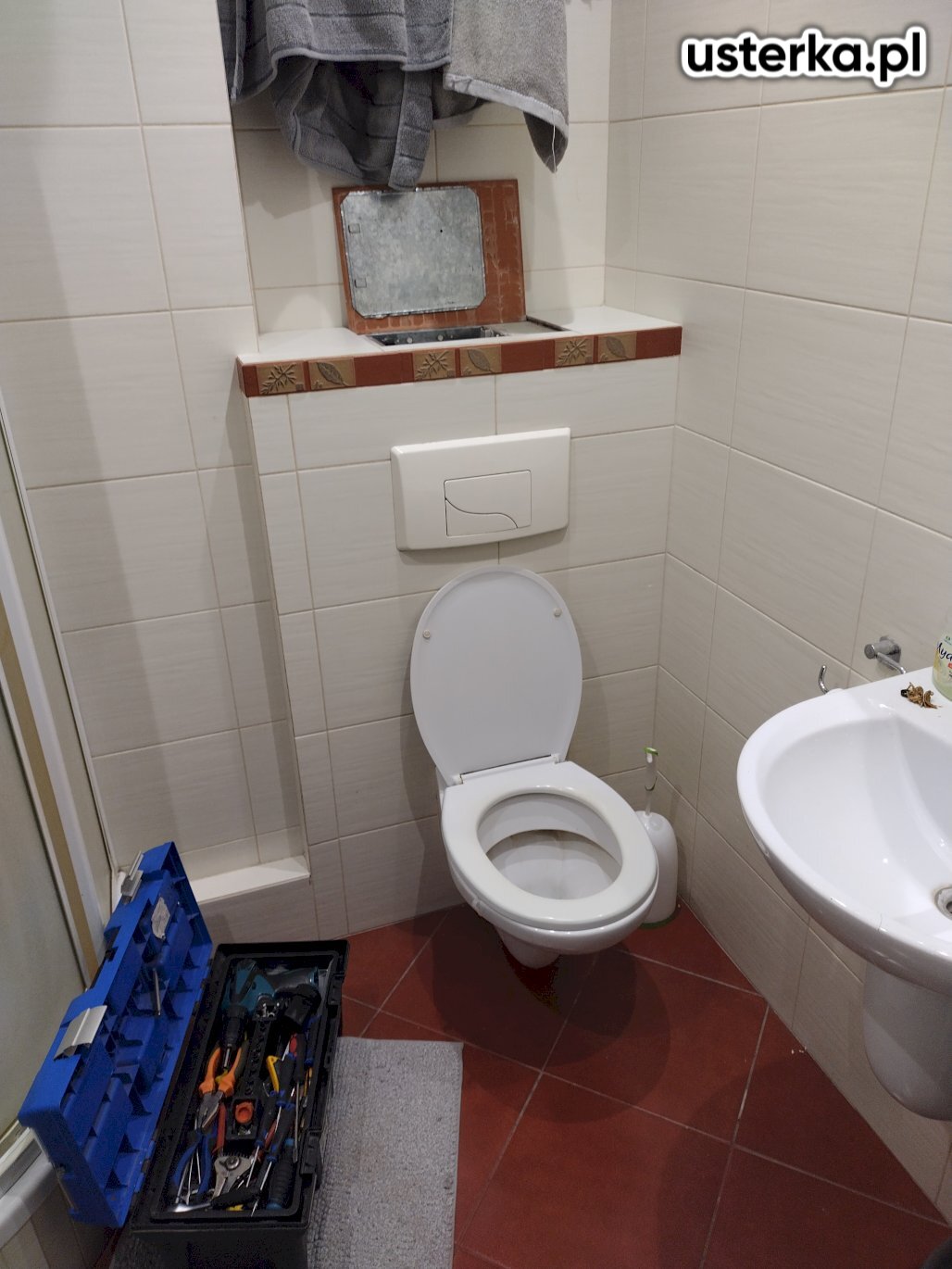 Spłuczka podtynkowa marki Siamp została skontrolowana pod kątem działania mechanizmu napełniania i spustu wody. Ustalono model urządzenia, aby dobrać odpowiednie części zamienne. Po oględzinach stwierdzono konieczność zamówienia i wymiany elementu odpowiadającego za prawidłowe napełnianie zbiornika.