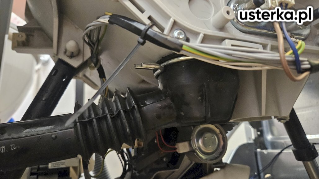 Odblokowano wąż między bębnem a pompą oraz usunięto ciało obce. Pralka sprawdzona – działa prawidłowo.