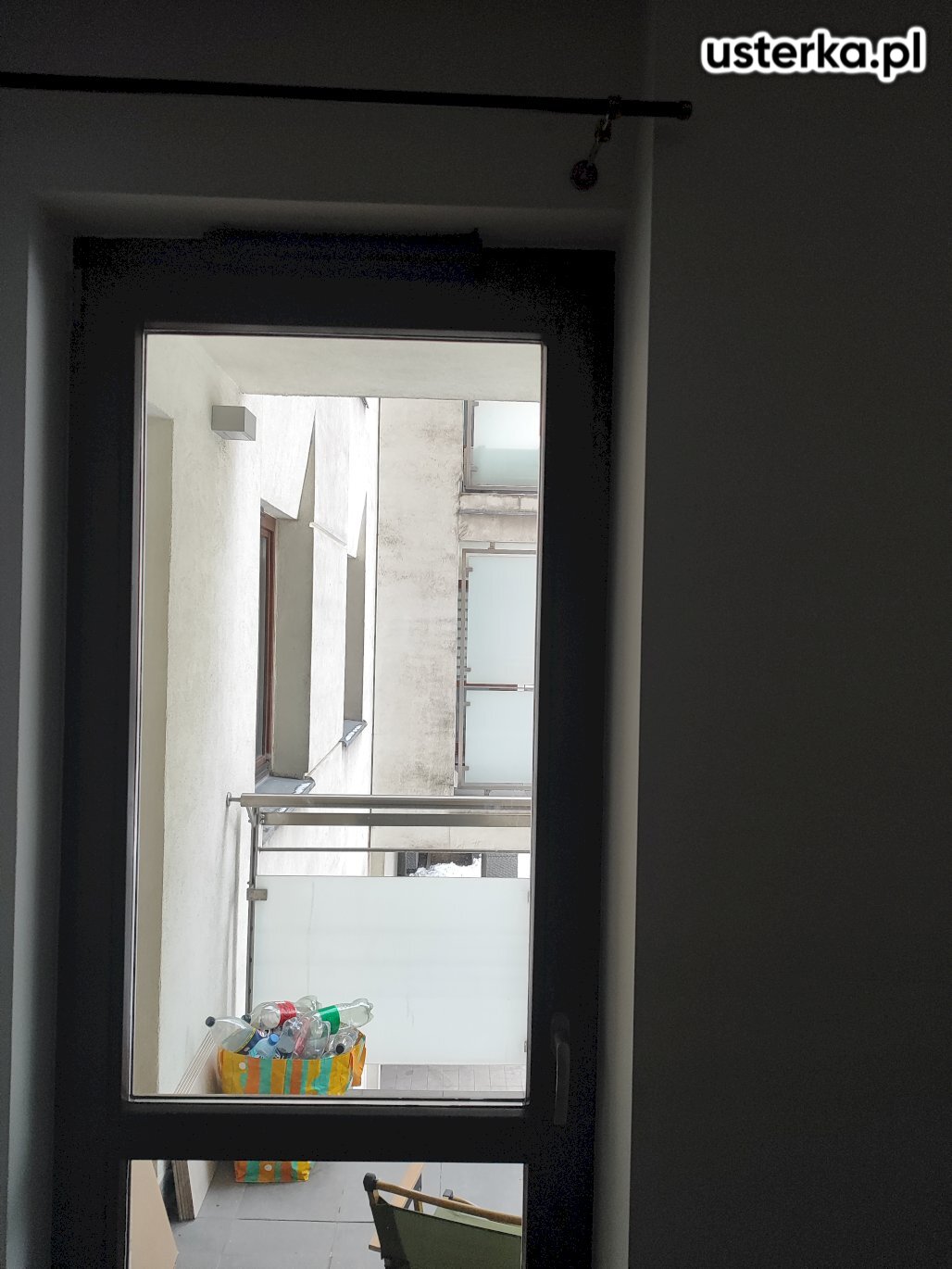 Wykonałem regulację i smarowanie okuć MACO w drzwiach balkonowych. Górny rygiel zaczepu jest lekko uszkodzony, a ze względu na wygięcie skrzydła okucia pracują z niewielkim oporem, jednak skrzydło prawidłowo się domyka.