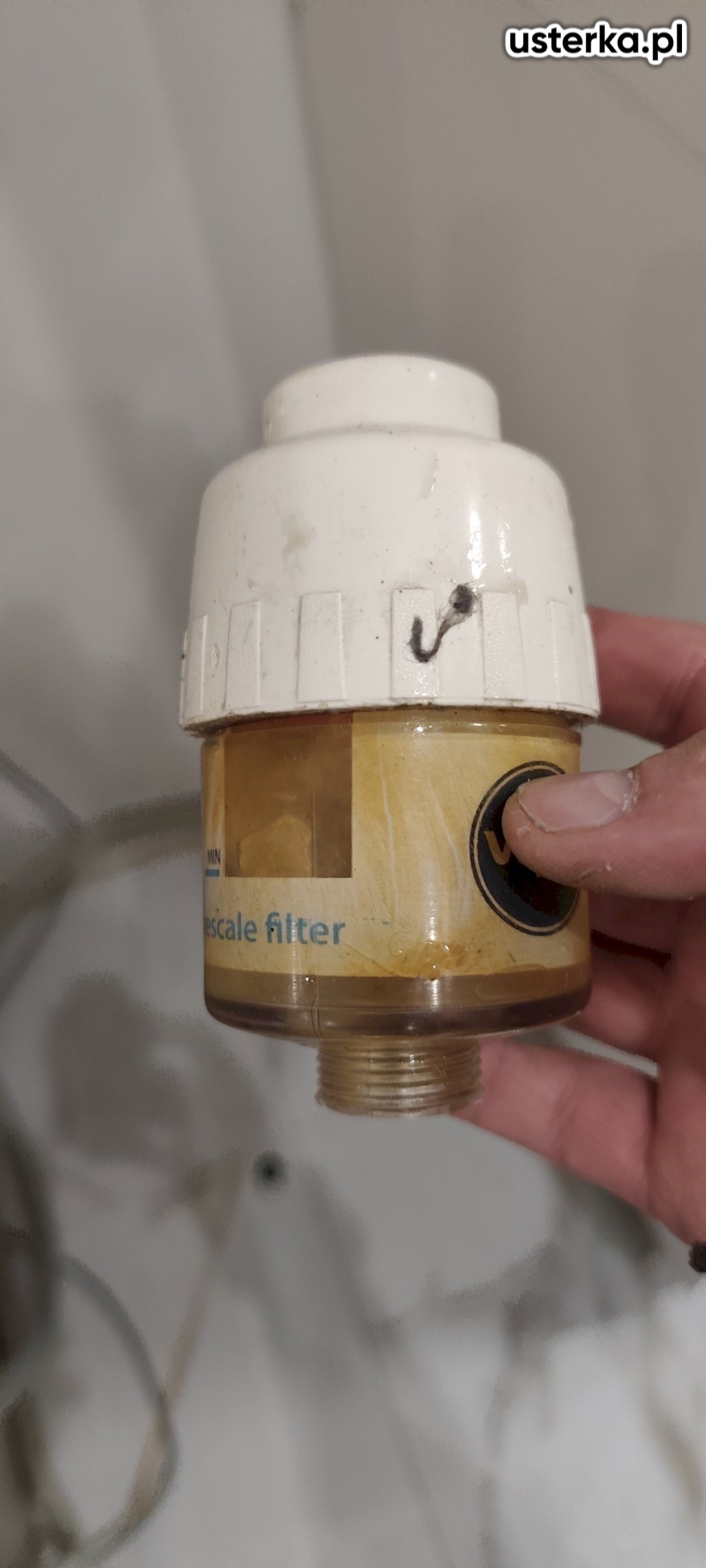 Przyczyną wycieku było pęknięcie filtra. Po jego wymianie pralka działa prawidłowo i nie ma już przecieków.