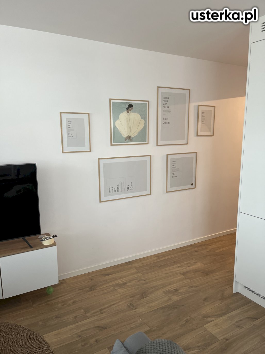 Wykonano otwór w szafie pod drzwi rewizyjne, skrócono dwie listwy przypodłogowe oraz zawieszono pięć obrazków.