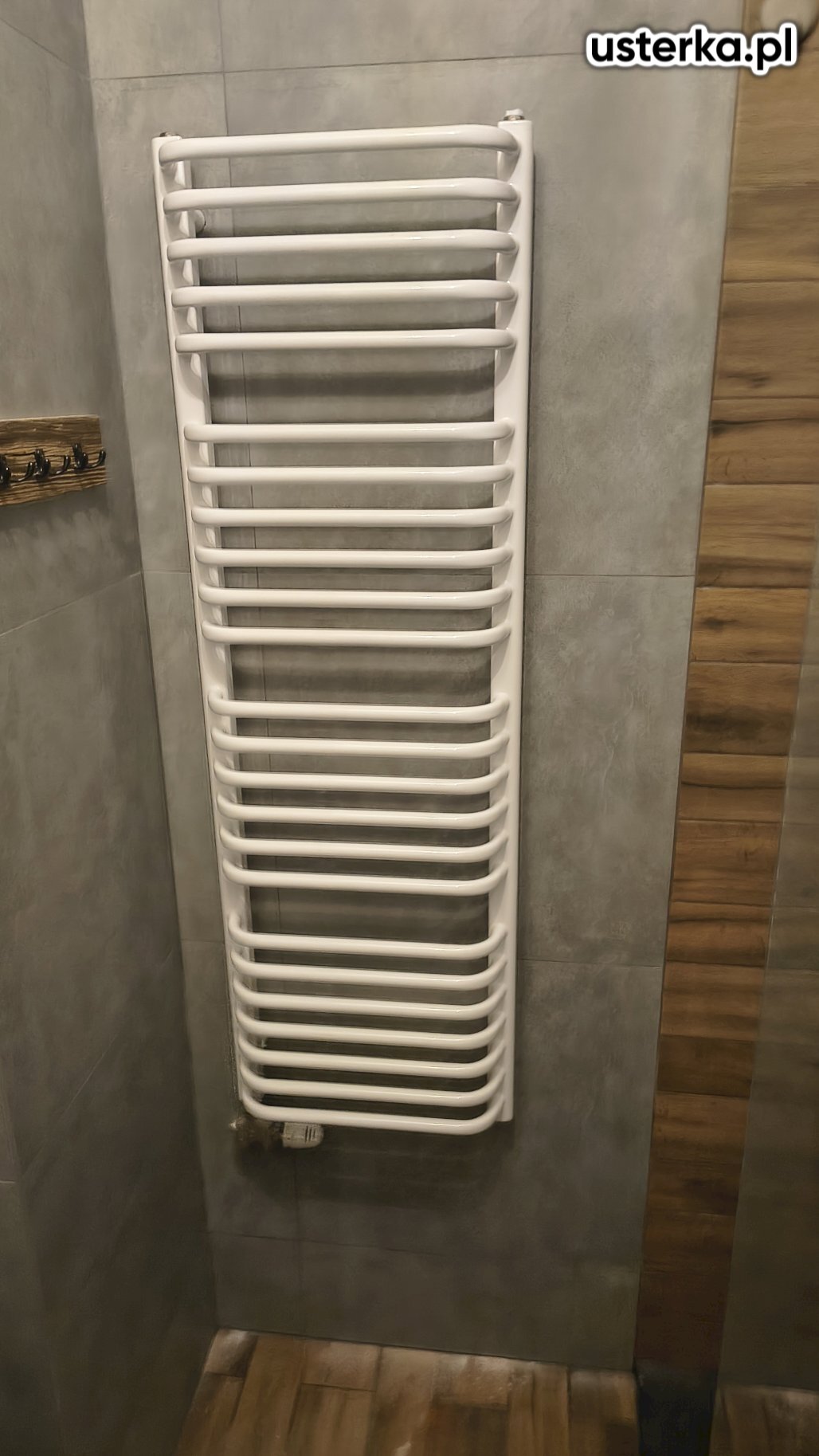 Wykonano demontaż starego grzejnika oraz montaż nowego grzejnika łazienkowego.