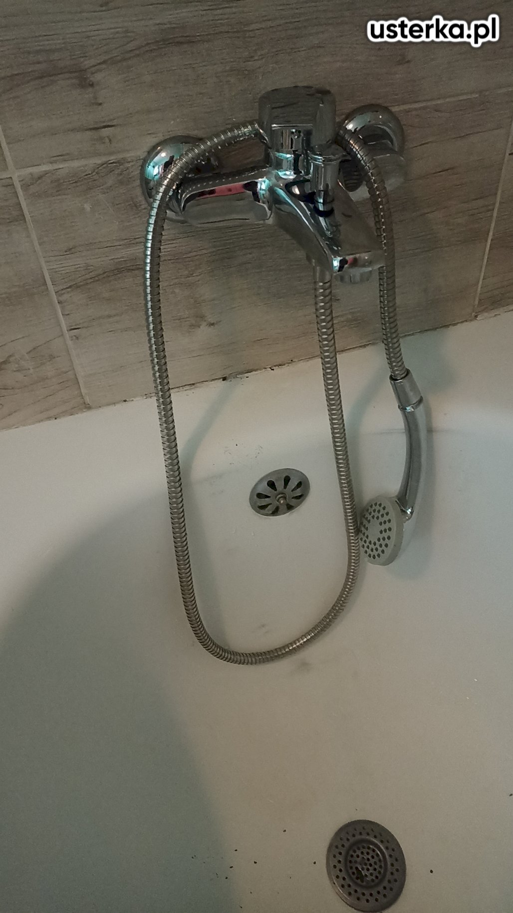 Wymieniono dwie baterie w kuchni i łazience. Wyciekający zawór dotyczy instalacji centralnego ogrzewania – jego wymiana wymaga interwencji administracji lub wcześniejszego uzgodnienia, zamknięcia i spuszczenia wody.