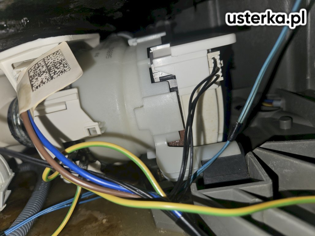 Po dokręceniu i uszczelnieniu zmywarki urządzenie działa prawidłowo.