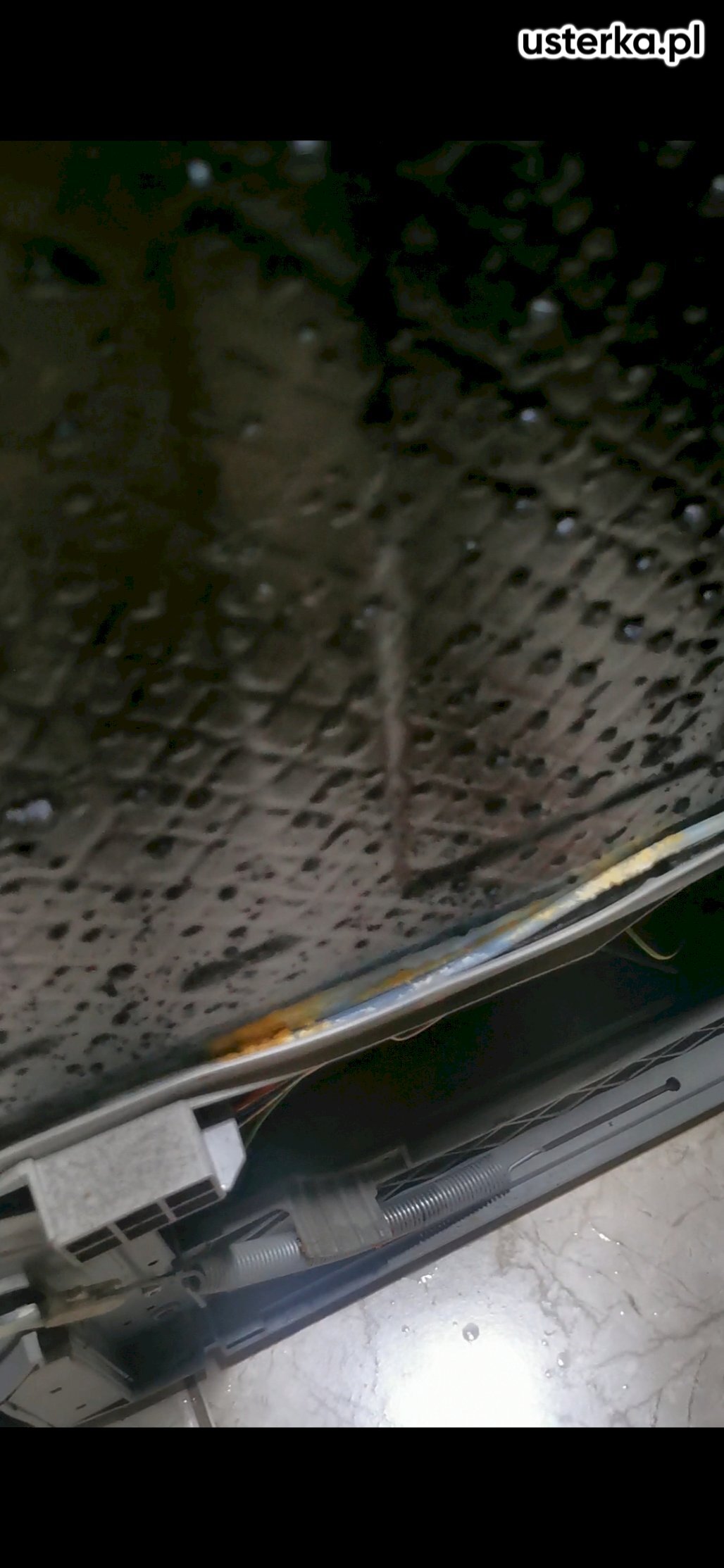 Po przeprowadzeniu diagnostyki stwierdzono deformację obudowy oraz uszkodzenie elektroniki. 