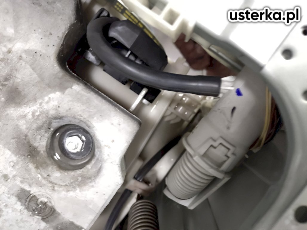 Sprawdzono pralkę pod kątem błędu Aqua Stop. Otworzono tylną obudowę, usunięto wodę z dna urządzenia oraz prawidłowo zamontowano rurkę i wąż odpływowy. Przyczyną problemu był nieprawidłowy montaż, który doprowadził do wycieku i aktywacji zabezpieczenia. Przeprowadzono testy potwierdzające prawidłowe działanie pralki.