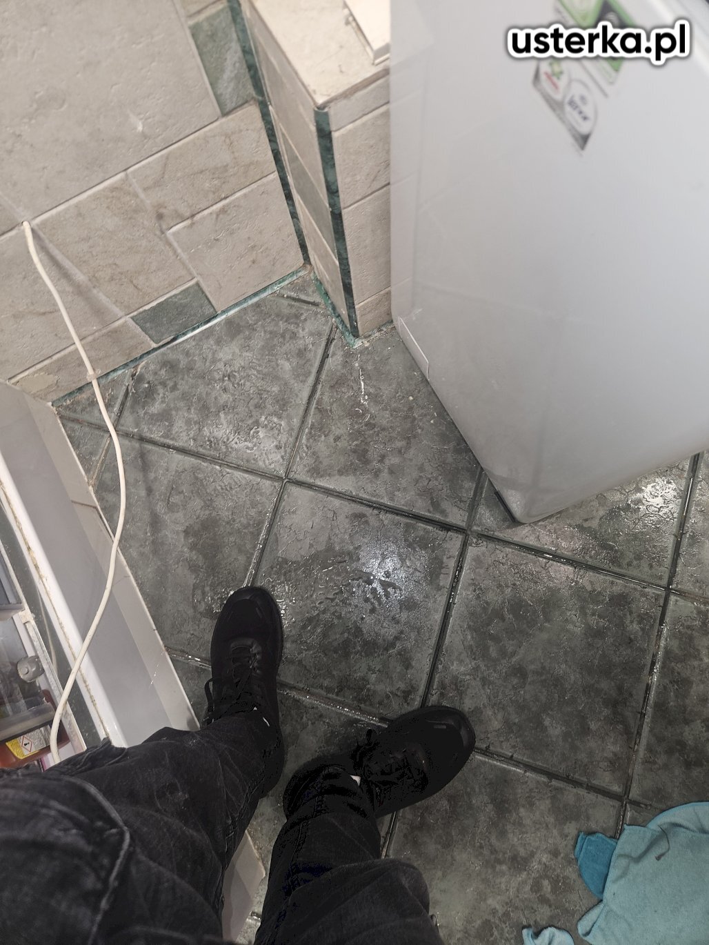 Na miejscu stwierdzono wyciek z węża dopływowego. Wymieniono wąż na zapasowy dostarczony przez klienta. Pralka działa prawidłowo.