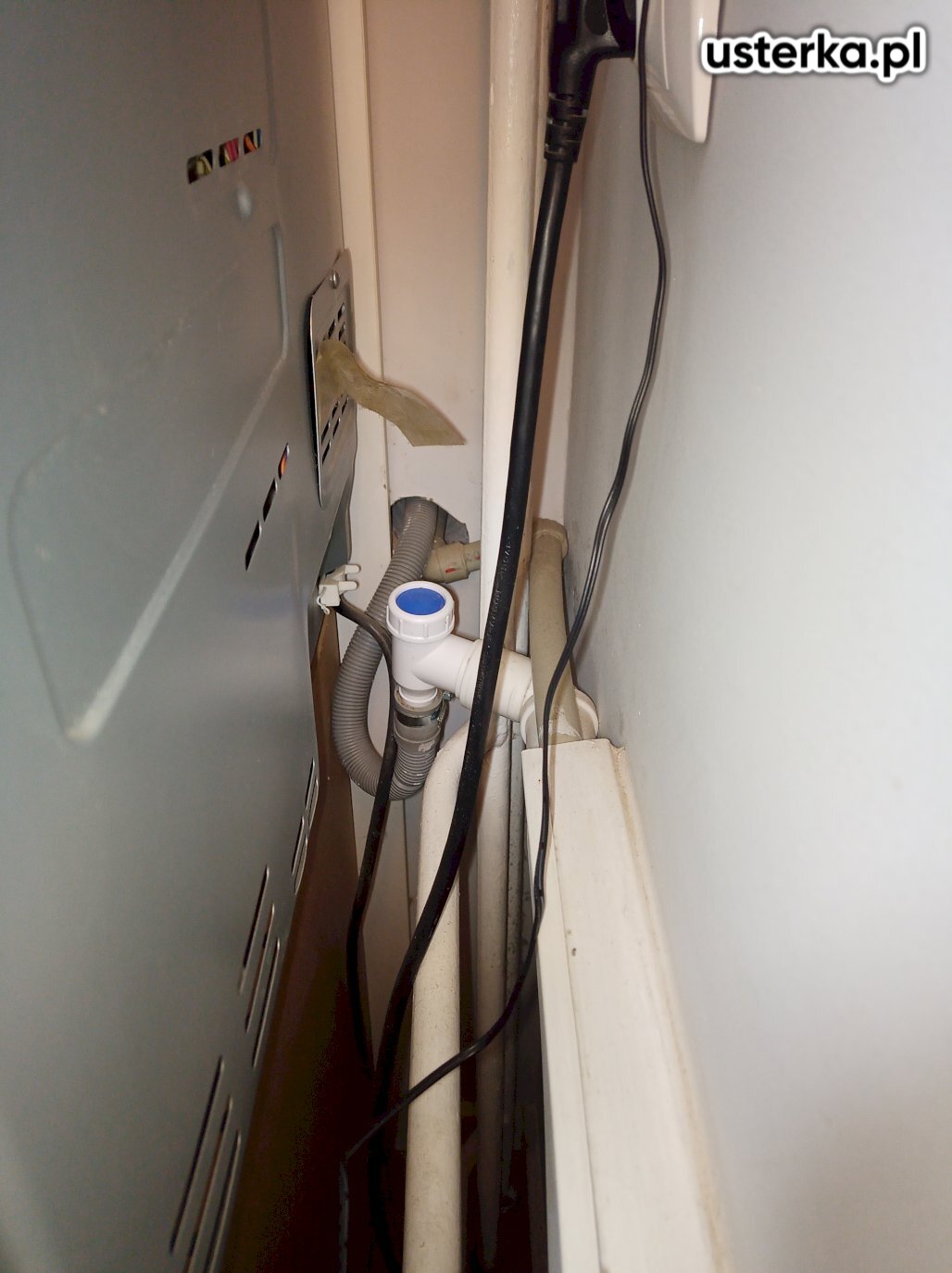Pralkę zamontowano i wypoziomowano w nowym miejscu. Usunięto kulkę z syfonu pralki oraz wyregulowano drzwiczki w szafie w przedpokoju.