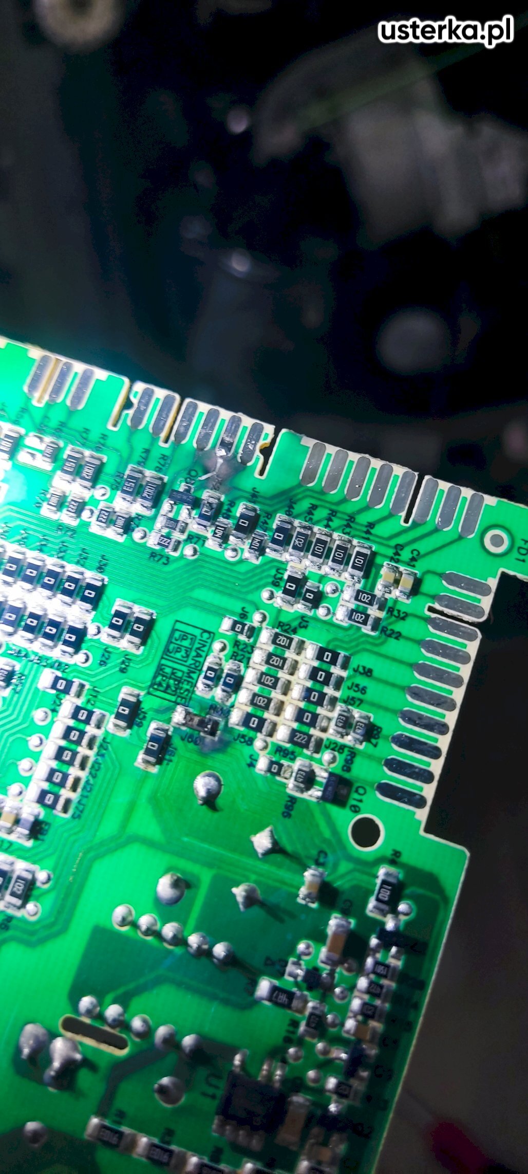 Stwierdzono uszkodzenie modułu sterującego, co spowodowało dymienie zmywarki. Zalecam wymianę modułu – decyzja należy do klienta.