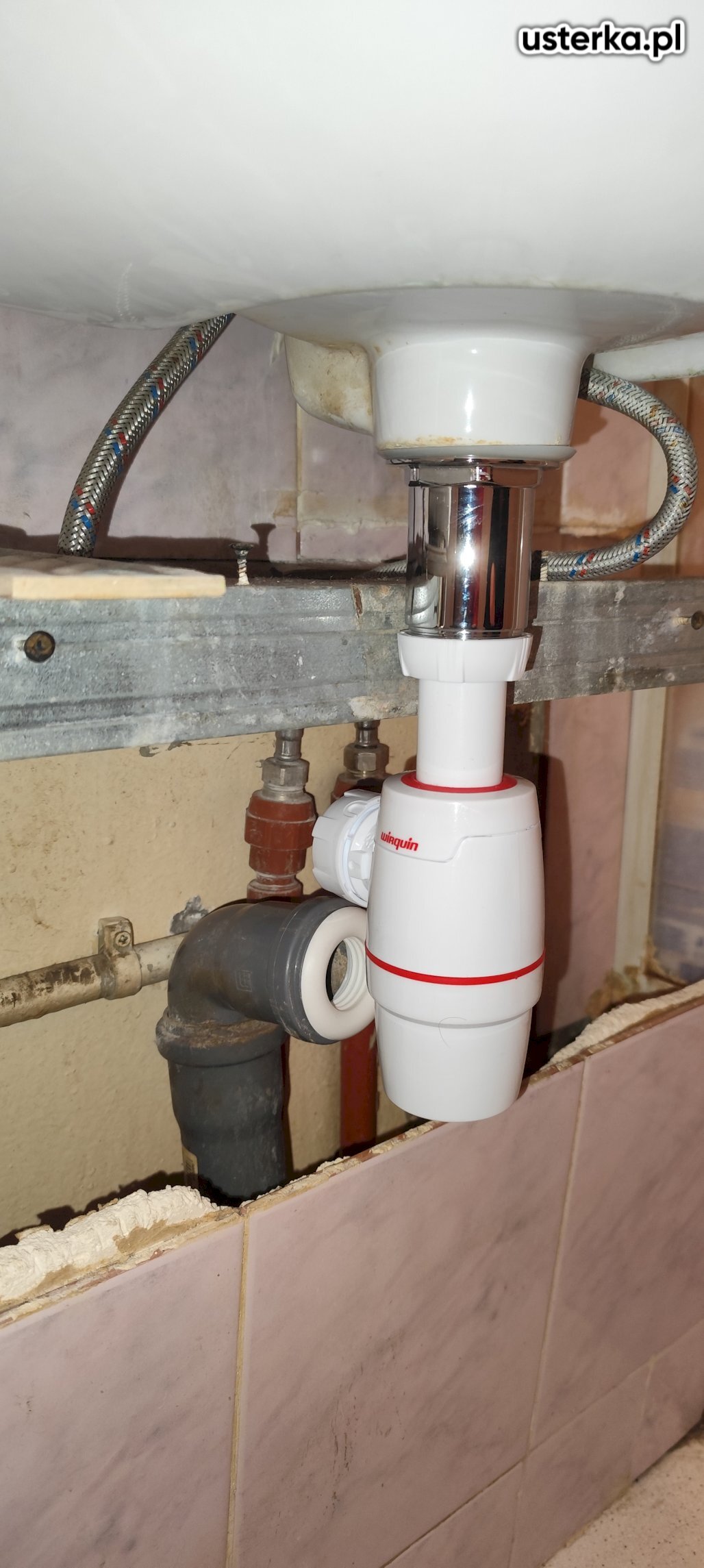 Wykonałem podłączenie nowego syfonu do umywalki w łazience. Ze względu na nieodpowiednią wysokość odpływu zaproponowałem i zamontowałem nową rurę odpływową. Po zakończeniu prac sprawdziłem szczelność instalacji – wszystko działa prawidłowo.