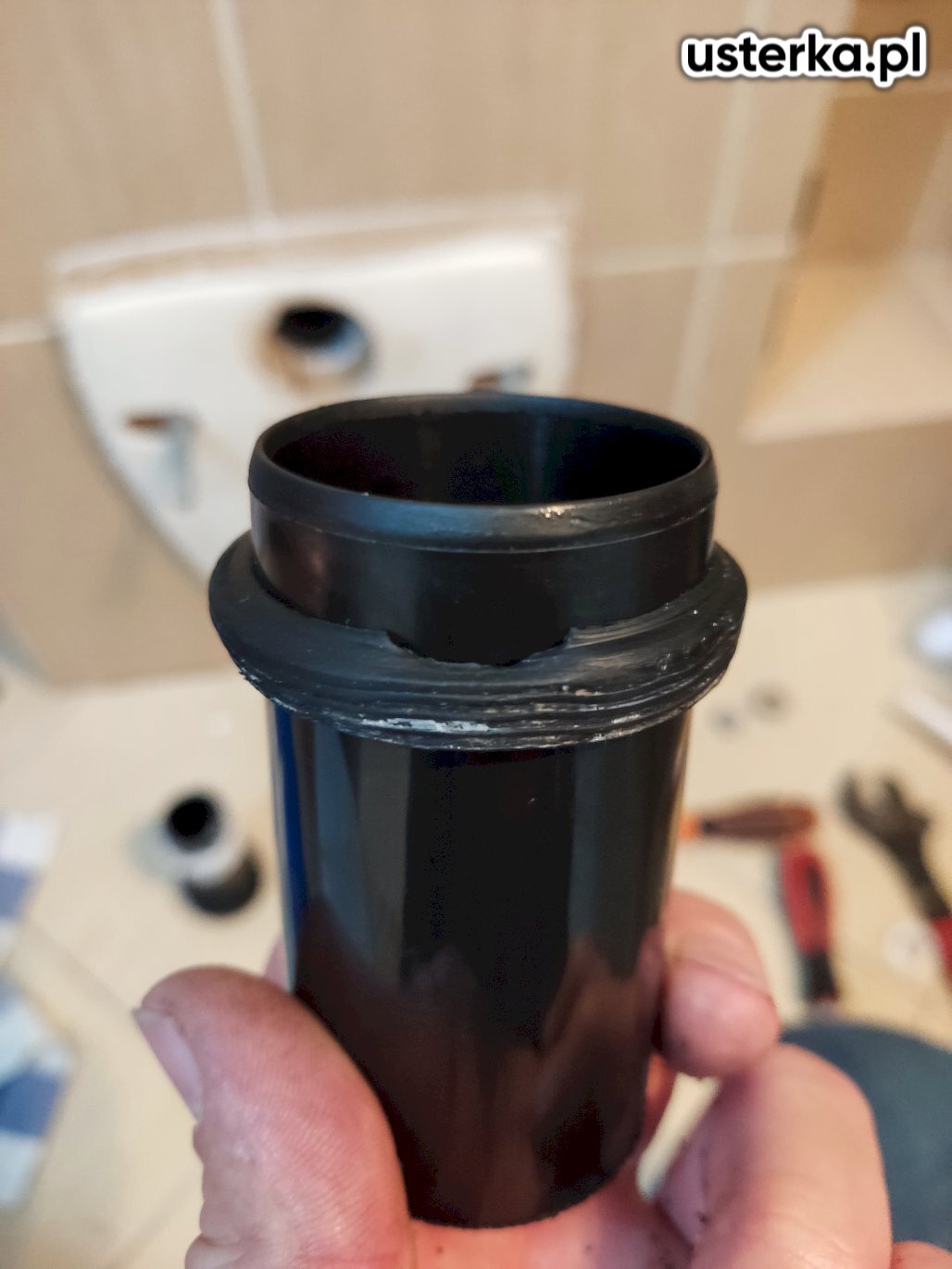 Wymieniono uszczelki rury odpływowej oraz przeprowadzono ponowny montaż misy WC z użyciem silikonu. Usterka została usunięta.