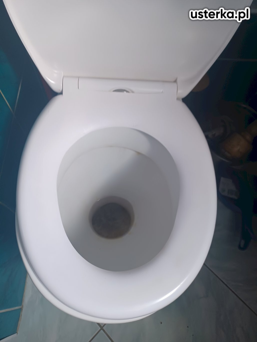Serwis spłuczki oraz regulacja zaworu napełniającego w toalecie kompaktowej, wcześniej nieprawidłowo zamontowanego przez klienta.